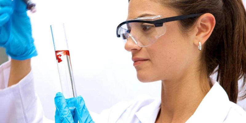 علت استفاده از عینک ایمنی در آزمایشگاه