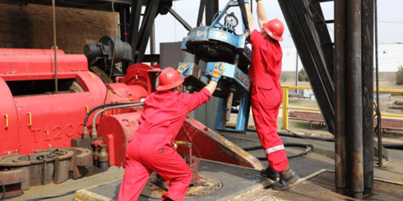 اهمیت استفاده از تجهیزات ایمنی در شرکت‌های نفتی